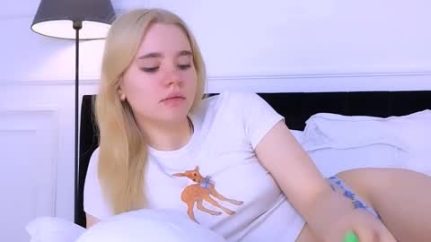 Snapshot of annabellelu chatting on 10/24/25, 02:19 AnnaBelle online show from 10/24/25, 02:19