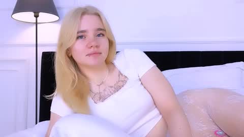 Snapshot of annabellelu chatting on 10/26/25, 02:17 AnnaBelle online show from 10/26/25, 02:17