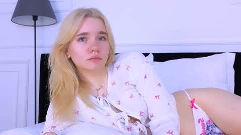 Snapshot of annabellelu chatting on 10/29/25, 02:47 AnnaBelle online show from 10/29/25, 02:47