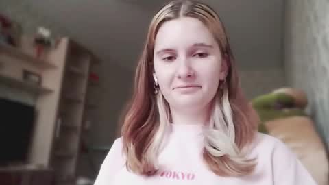 Snapshot of annabroun chatting on 10/30/25, 12:50 Aliia online show from 10/30/25, 12:50