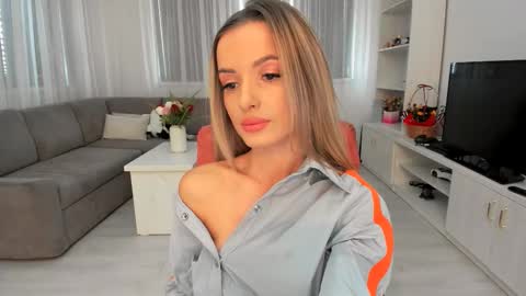 annaise  online show from 12/21/25, 10:44