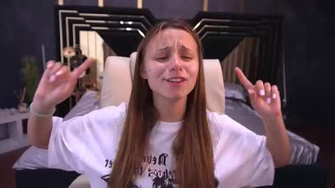 Snapshot of annapearlll chatting on 09/23/25, 08:45 Anna online show from 09/23/25, 08:45