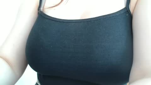 Snapshot of annbelll chatting on 05/20/26, 10:10 Bella online show from 05/20/26, 10:10