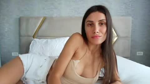 Snapshot of annehotxxx chatting on 06/16/26, 07:11 AnneHotxxx online show from 06/16/26, 07:11