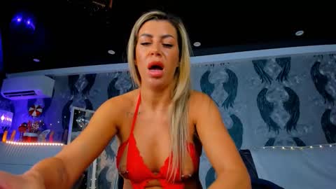 Snapshot of anneswhite chatting on 12/19/25, 05:03 Ana online show from 12/19/25, 05:03