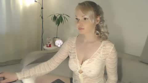 Snapshot of annett chatting on 01/19/25, 12:28 Annett online show from 01/19/25, 12:28