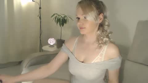 Snapshot of annett chatting on 02/08/25, 03:42 Annett online show from 02/08/25, 03:42