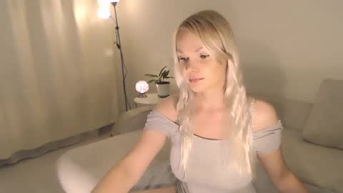 Snapshot of annett chatting on 09/19/25, 01:07 Annett online show from 09/19/25, 01:07