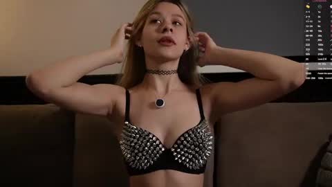 Snapshot of anneverity chatting on 04/19/26, 07:49 Anne online show from 04/19/26, 07:49