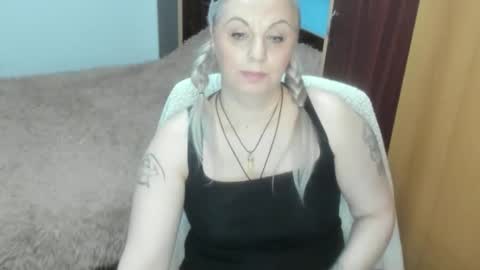Snapshot of anngelynajoy chatting on 12/22/25, 11:02 Anngel online show from 12/22/25, 11:02