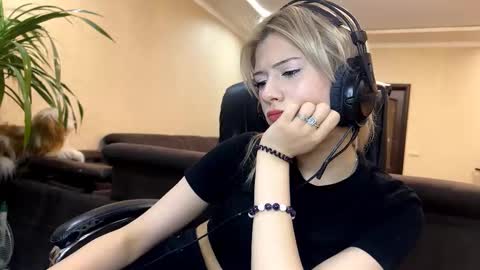 annie1fuc4 online show from 03/19/26, 06:01