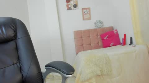 Snapshot of annie_collen chatting on 01/17/25, 11:07 Anna online show from 01/17/25, 11:07