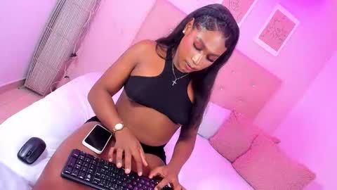 annie_dolce_ online show from 11/29/25, 12:02