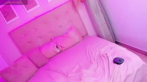 annie_dolce_ online show from 02/15/26, 07:51