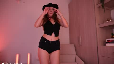 Snapshot of annie_evans24 chatting on 10/31/25, 08:43 Annie Evans online show from 10/31/25, 08:43