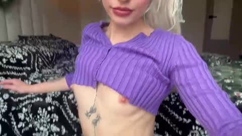 Snapshot of annieangel18 chatting on 12/17/25, 09:32 ONLY FANS online show from 12/17/25, 09:32