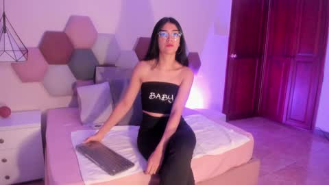 Snapshot of anniebluee_ chatting on 06/08/26, 01:00 Annie Bluee online show from 06/08/26, 01:00