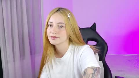 Snapshot of anniemora_ chatting on 05/06/26, 01:25 Annie online show from 05/06/26, 01:25