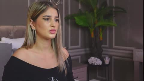 Snapshot of anniestyles chatting on 02/05/25, 11:02 AnnieStyles online show from 02/05/25, 11:02