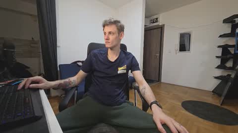 Snapshot of annonimsick chatting on 11/19/25, 07:03 online show from 11/19/25, 07:03