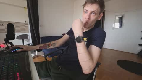 Snapshot of annonimsick chatting on 11/20/25, 01:33 online show from 11/20/25, 01:33