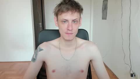 Snapshot of annonimsick chatting on 12/01/25, 01:05 online show from 12/01/25, 01:05