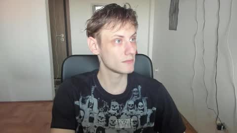 Snapshot of annonimsick chatting on 12/15/25, 02:32 online show from 12/15/25, 02:32