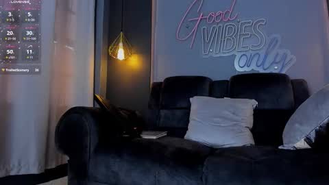 anny_loves online show from 11/22/25, 06:29