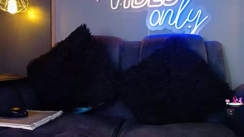 Snapshot of anny_loves chatting on 02/27/26, 06:08 anny_loves online show from 02/27/26, 06:08