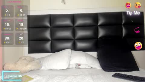 Snapshot of annybigassxxx chatting on 11/27/25, 11:51 Melani online show from 11/27/25, 11:51