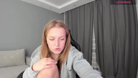 Snapshot of annyfourse chatting on 12/18/24, 01:59 AnnyFourse online show from 12/18/24, 01:59