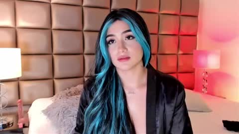 Snapshot of annyhizzle chatting on 02/05/25, 12:53 online show from 02/05/25, 12:53