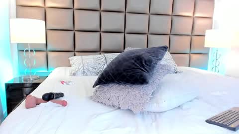 Snapshot of annyhizzle chatting on 02/22/25, 12:27 online show from 02/22/25, 12:27