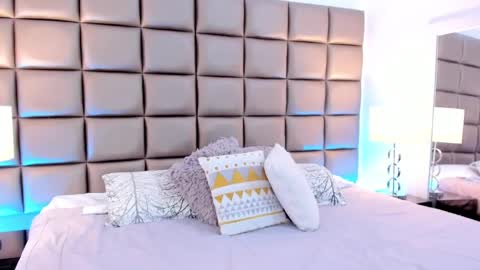 Snapshot of annyhizzle chatting on 03/01/25, 10:10 online show from 03/01/25, 10:10