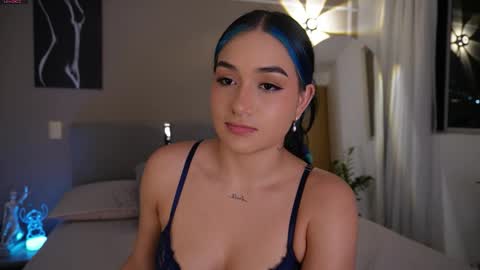 Snapshot of annyhizzle chatting on 12/18/25, 02:50 online show from 12/18/25, 02:50