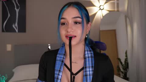 Snapshot of annyhizzle chatting on 12/20/25, 02:29 online show from 12/20/25, 02:29