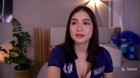 Snapshot of annyhizzle chatting on 07/17/26, 12:17 online show from 07/17/26, 12:17