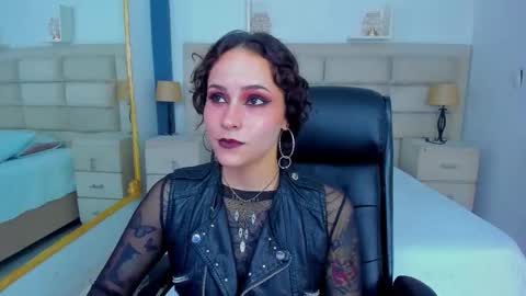 Snapshot of annythomsonn chatting on 10/10/25, 10:09 AnnyT online show from 10/10/25, 10:09