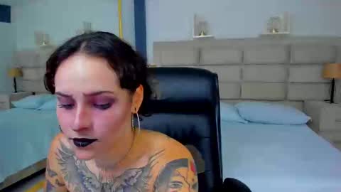 Snapshot of annythomsonn chatting on 10/31/25, 10:22 AnnyT online show from 10/31/25, 10:22