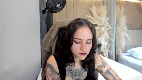 Snapshot of annythomsonn chatting on 04/18/26, 10:43 AnnyT online show from 04/18/26, 10:43
