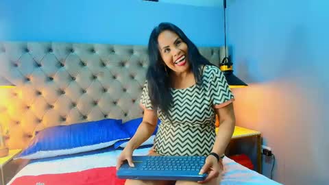 Snapshot of anthonelaa__ chatting on 04/25/26, 08:17 Anthonelaa online show from 04/25/26, 08:17