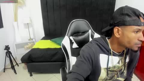 Snapshot of anthoy_wayans chatting on 12/17/25, 12:16 online show from 12/17/25, 12:16