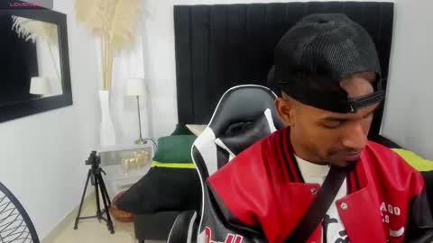 Snapshot of anthoy_wayans chatting on 12/18/25, 12:17 online show from 12/18/25, 12:17