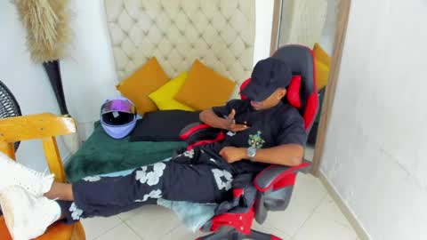 Snapshot of anthoy_wayans chatting on 04/07/26, 01:06 online show from 04/07/26, 01:06