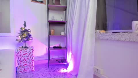 Snapshot of antonelabella chatting on 12/17/24, 12:23 Antonela online show from 12/17/24, 12:23