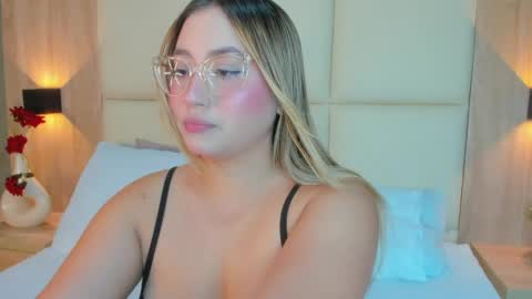 Snapshot of antonella_cutie_ chatting on 06/06/26, 12:21 A N T O N E L L A online show from 06/06/26, 12:21