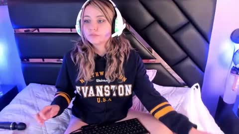 Snapshot of antonellalove_ chatting on 12/17/24, 11:16 My name is Andrea thumb up me please its important online show from 12/17/24, 11:16