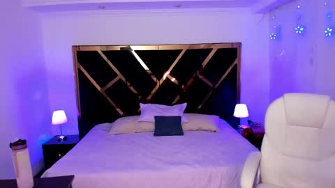 Snapshot of antonellalove_ chatting on 12/19/24, 08:23 My name is Andrea thumb up me please its important online show from 12/19/24, 08:23