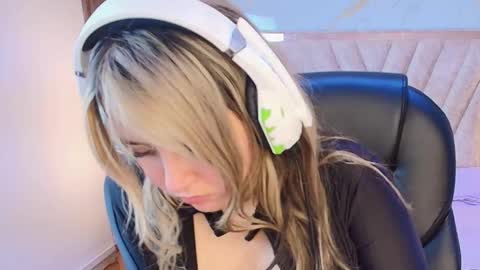 My name is Andrea  thumb up me please its important online show from 02/20/26, 10:32