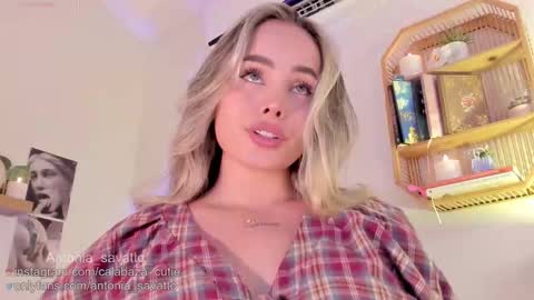 Snapshot of antonia_savatto_ chatting on 10/17/25, 08:55 o ANTO online show from 10/17/25, 08:55